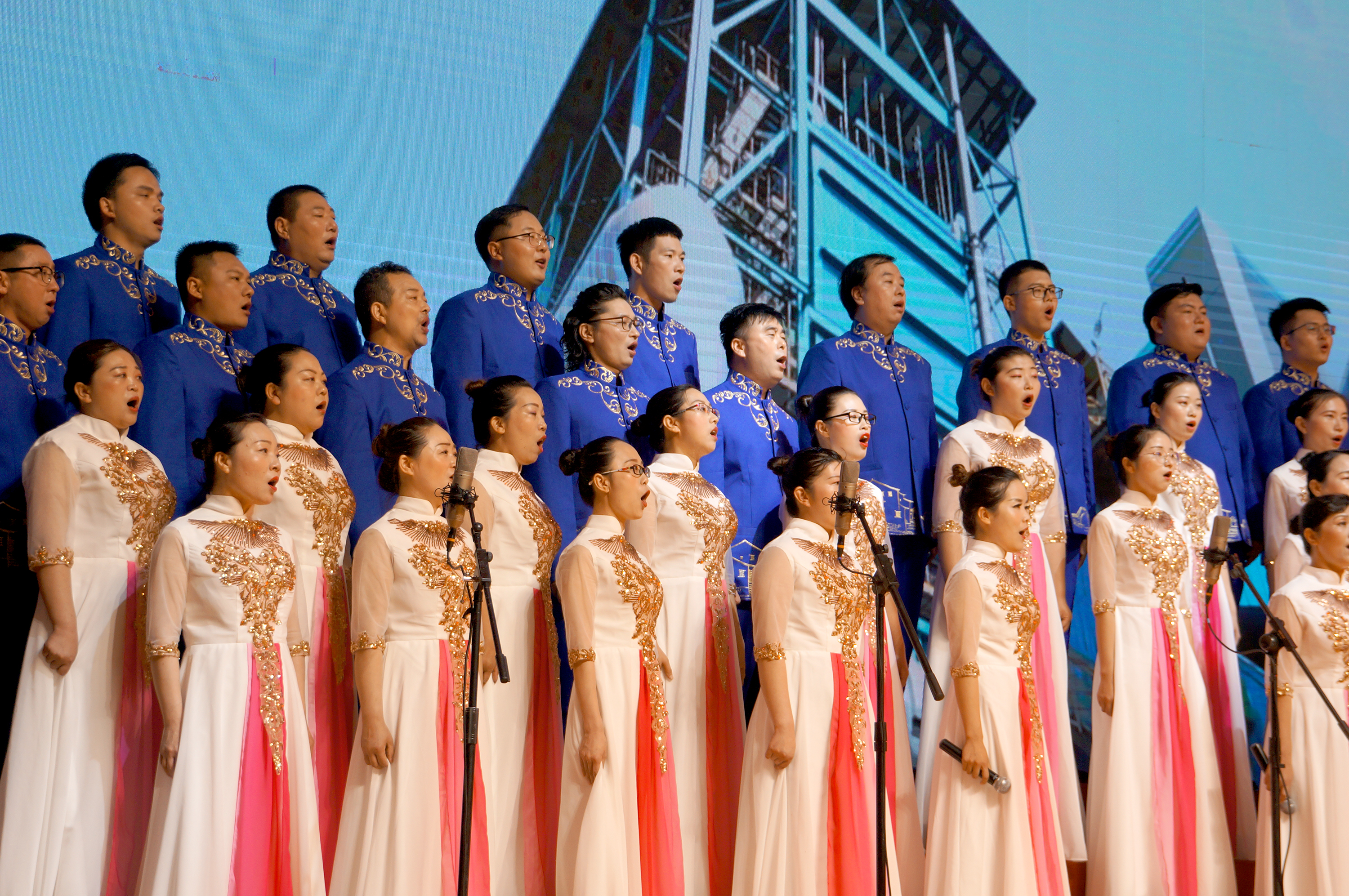 淮鋼合唱隊(duì)在沙鋼建廠45周年大合唱比賽中摘得桂冠