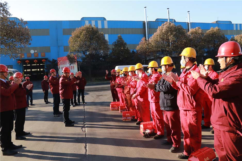 公司總經(jīng)理蔣建平率隊(duì)慰問一線員工