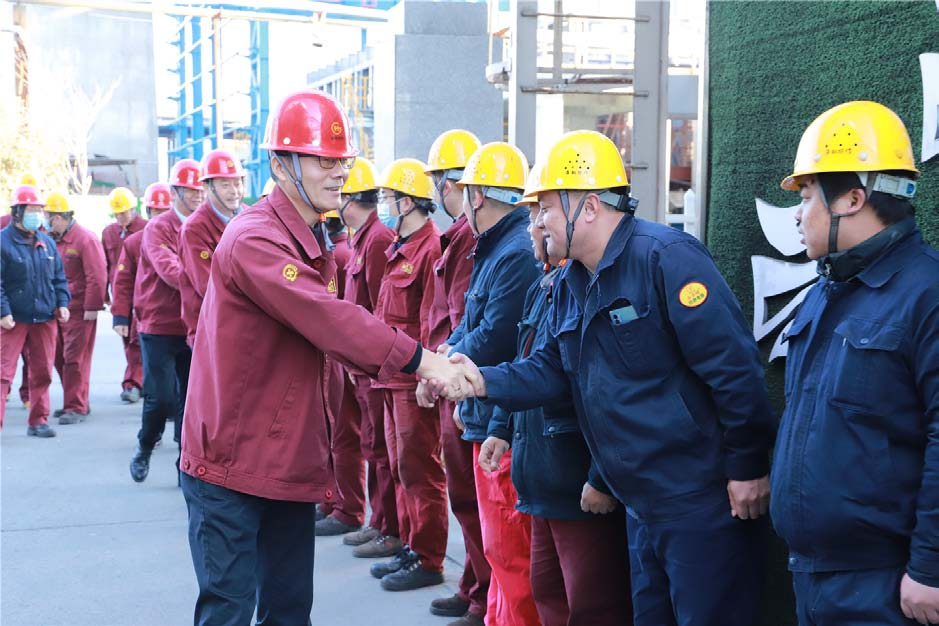 公司總經(jīng)理蔣建平率隊(duì)慰問一線員工