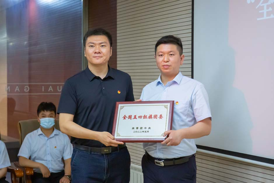 主動(dòng)擔(dān)當(dāng)作為 展示青春風(fēng)采 ——團(tuán)市委書(shū)記何喆來(lái)淮鋼“授牌”