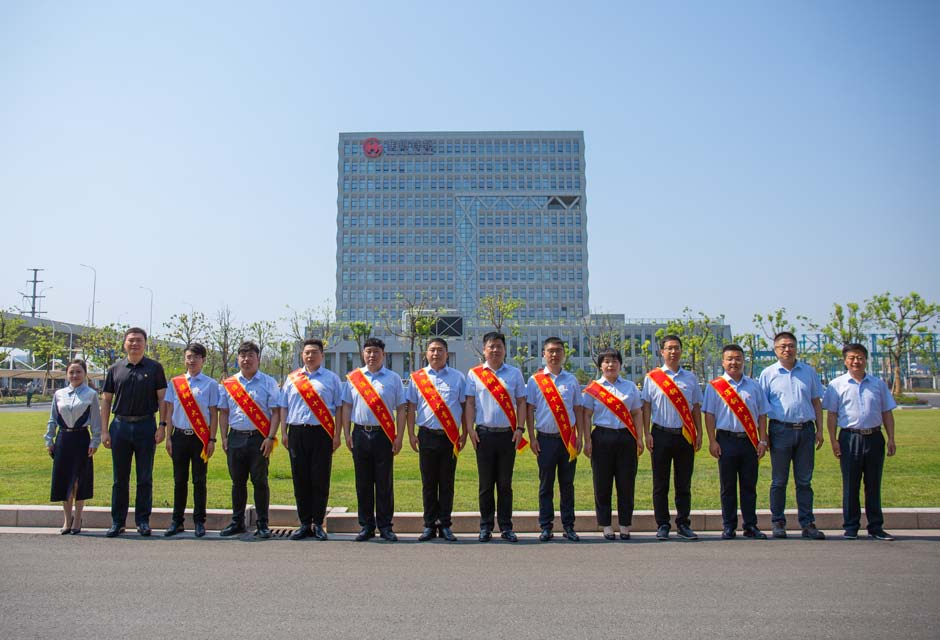 主動(dòng)擔(dān)當(dāng)作為 展示青春風(fēng)采 ——團(tuán)市委書(shū)記何喆來(lái)淮鋼“授牌”