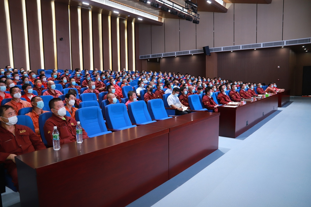 淮鋼公司開展“禮贊新時(shí)代  追夢復(fù)興路”主題黨課活動(dòng)