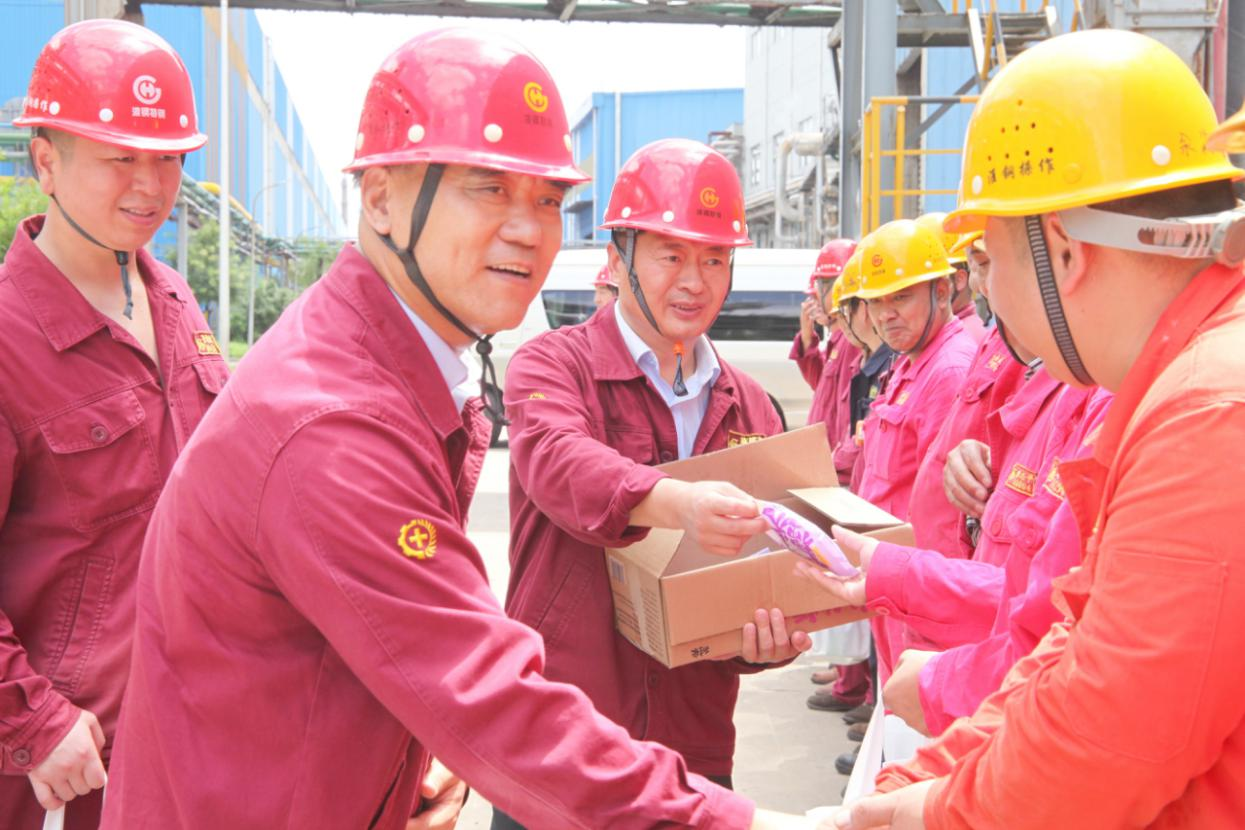 情系職工 夏送清涼 公司總經(jīng)理錢洪建率隊(duì)開展高溫慰問(wèn)