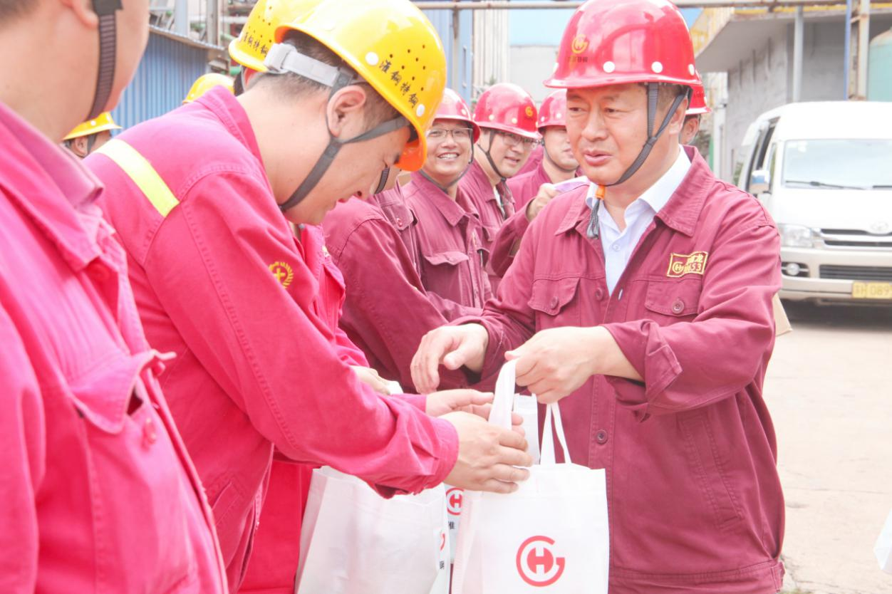 情系職工 夏送清涼 公司總經(jīng)理錢洪建率隊(duì)開展高溫慰問(wèn)