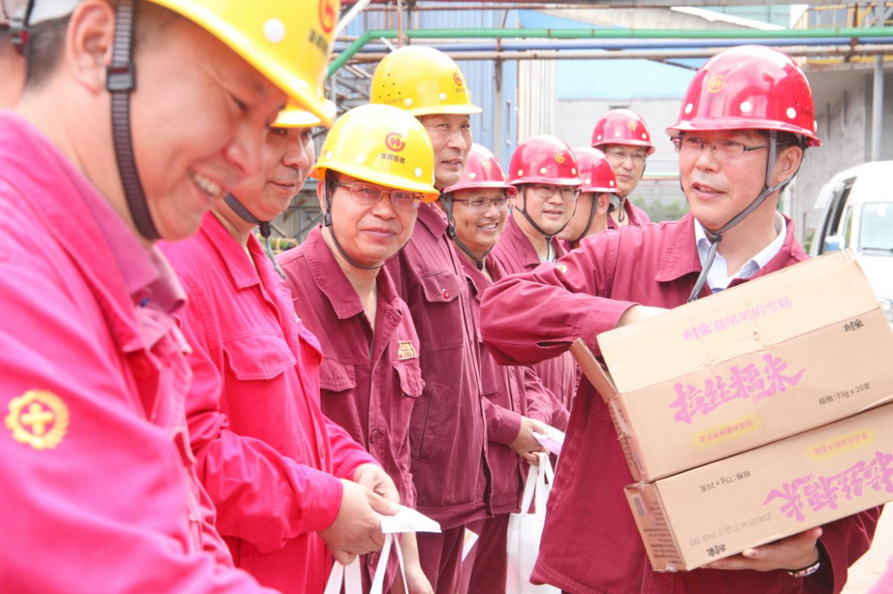 情系職工 夏送清涼 公司總經(jīng)理錢洪建率隊(duì)開展高溫慰問(wèn)