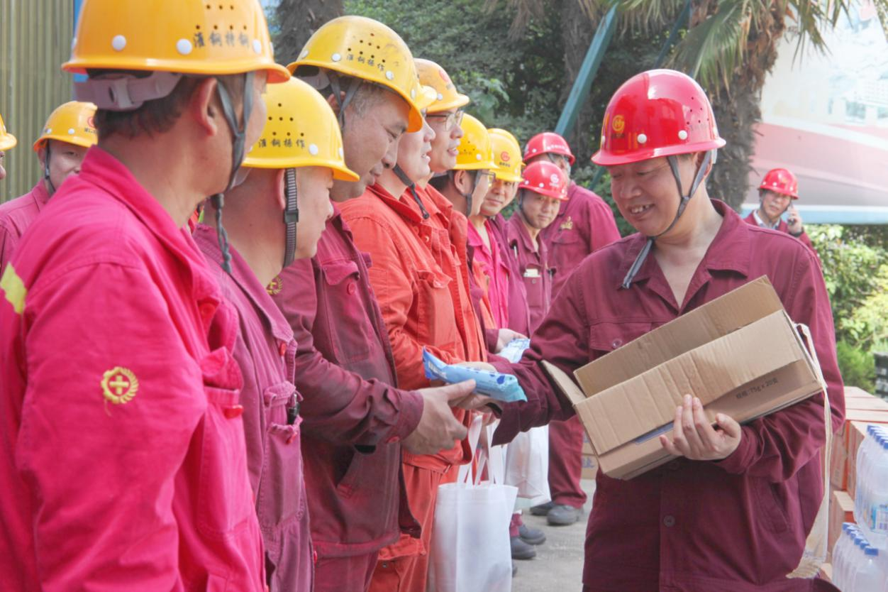 情系職工 夏送清涼 公司總經(jīng)理錢洪建率隊(duì)開展高溫慰問(wèn)