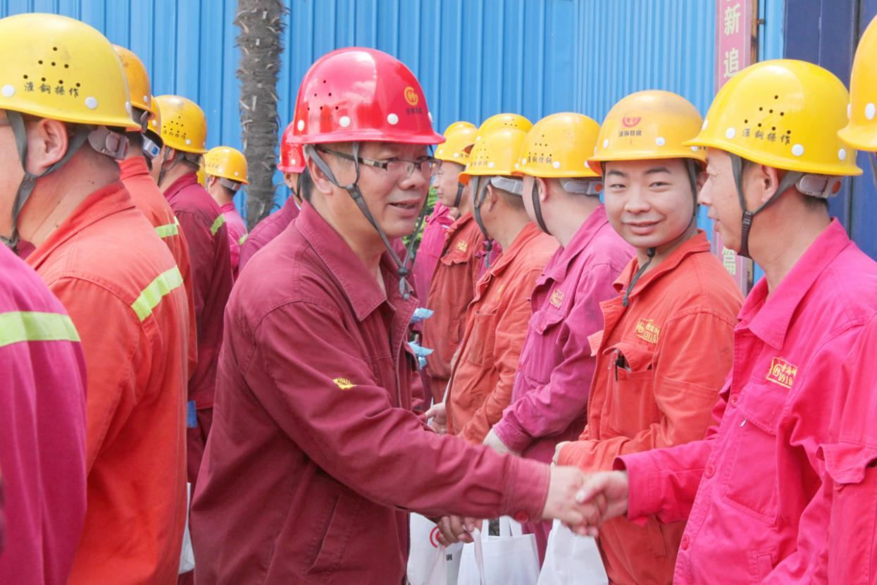 情系職工 夏送清涼 公司總經(jīng)理錢洪建率隊(duì)開展高溫慰問(wèn)